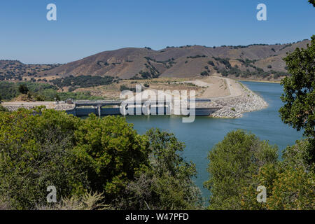 Die Bradbury zerbrechlichen Damm über den Santa Ynez Fluss direkt am Highway 154 an der Vista point Lake Cachuma. Im Zentrum von Santa Barbara County, Kalifornien, USA Stockfoto