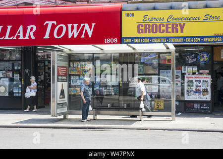 Senioren wartet auf einen Bus auf dem Kings Highway in Brooklyn, New York. Stockfoto