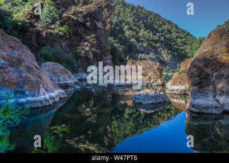 Rote Felsen schwimmen Loch, Santa Ynez Fluss, Los Padres National Forest. Santa Barbara County eine der größten Flüsse auf der zentralen Küste von Kalifornien. Stockfoto