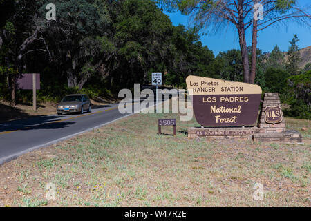 Los Prietos Ranger Station am Straßenrand Zeichen auf die Paradise Road im Los Padres National Forest, Santa Barbara County, Kalifornien, USA Stockfoto