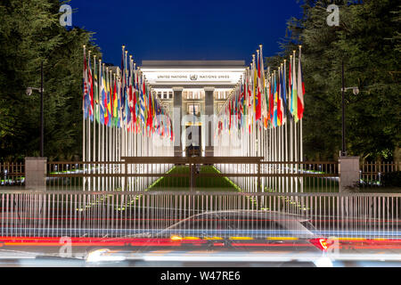 Die Mitgliedstaaten der Vereinten Nationen Flaggen vor dem Büro der Vereinten Nationen in Genf im Hintergrund. Palast der Nationen, Genf, Schweiz Stockfoto