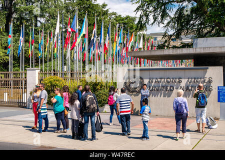 Touristen vor dem Haupteingang auf der Place des Nations vor dem Haupteingang der Organisation der Vereinten Nationen in Genf, Switzerlant Stockfoto