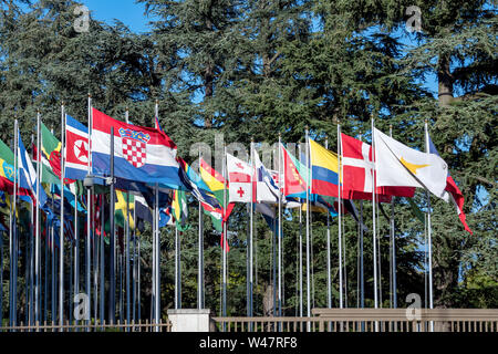 Die Mitgliedstaaten der Vereinten Nationen Flaggen vor dem Büro der Vereinten Nationen in Genf im Hintergrund. Palast der Nationen, Genf, Schweiz Stockfoto