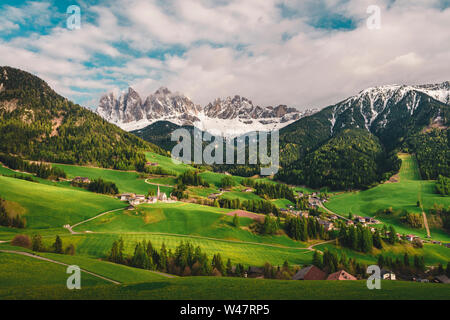 Berühmte alpine Santa Maddalena Dorf mit Dolomiten Berge im Hintergrund, Val di Funes Tal, Trentino Alto Adige, Italien, Europa Stockfoto