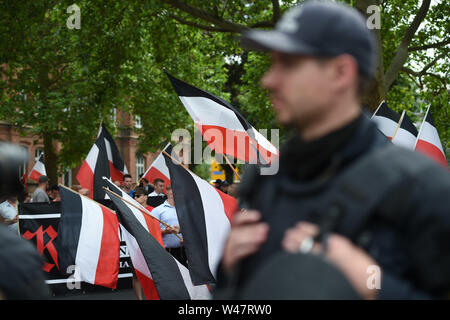 Kassel, Deutschland. 20. Juli 2019. Die Anhänger der kleinen Partei der 'richtigen' ihrer Demonstration mit Fahnen zu starten. Rund 10.000 Menschen gegen die rechtsextreme März gezeigt. Quelle: Uwe Zucchi/dpa/Alamy leben Nachrichten Stockfoto