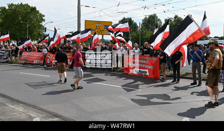 Kassel, Deutschland. 20. Juli 2019. Die Anhänger der kleinen Partei 'Die Rechte' stehen mit Fahnen und Banner an einem Scheideweg. Rund 10.000 Menschen gegen die rechtsextreme März gezeigt. Quelle: Uwe Zucchi/dpa/Alamy leben Nachrichten Stockfoto