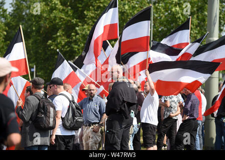 Kassel, Deutschland. 20. Juli 2019. Die Anhänger der kleinen Partei 'Die Rechte' stehen mit Fahnen an einem Scheideweg. Rund 10.000 Menschen gegen die rechtsextreme März gezeigt. Quelle: Uwe Zucchi/dpa/Alamy leben Nachrichten Stockfoto