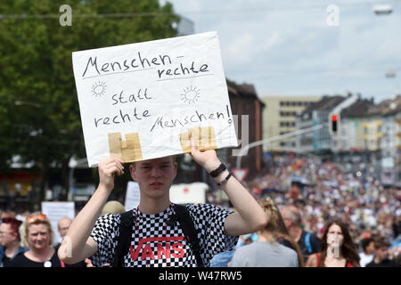 Kassel, Deutschland. 20. Juli 2019. Ein Demonstrator hält ein Plakat mit der Menschenrechte statt mit der rechten die Worte "den Menschen". Rund 10.000 Menschen gegen den Marsch der kleinste Partei "Die Rechte" demonstriert. Quelle: Uwe Zucchi/dpa/Alamy leben Nachrichten Stockfoto