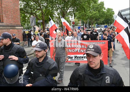 Kassel, Deutschland. 20. Juli 2019. Die Anhänger der kleinen Partei 'Die Rechte' ihrer Demonstration beginnen mit Organisator Christian Worch (M). Rund 10.000 Menschen gegen die rechtsextreme März gezeigt. Quelle: Uwe Zucchi/dpa/Alamy leben Nachrichten Stockfoto