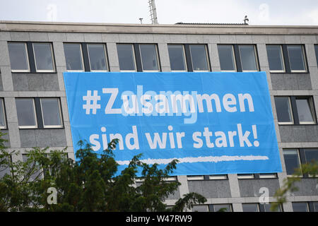 Kassel, Deutschland. 20. Juli 2019. Ein großes Plakat mit den Worten "Gemeinsam sind wir stark' hängt an der Fassade des regionalen Rates. Rund 10.000 Menschen gegen den Marsch der kleinste Partei "Die Rechte" demonstriert. Quelle: Uwe Zucchi/dpa/Alamy leben Nachrichten Stockfoto