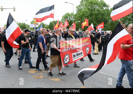 Kassel, Deutschland. 20. Juli 2019. Die Anhänger der kleinen Partei der 'richtigen' Spaziergang mit Fahnen und Banner über einen peripheren Bezirk der Stadt. Rund 10.000 Menschen gegen die rechtsextreme März gezeigt. Quelle: Uwe Zucchi/dpa/Alamy leben Nachrichten Stockfoto