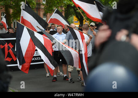 Kassel, Deutschland. 20. Juli 2019. Die Anhänger der kleinen Partei der 'richtigen' ihrer Demonstration mit Fahnen zu starten. Rund 10.000 Menschen gegen die rechtsextreme März gezeigt. Quelle: Uwe Zucchi/dpa/Alamy leben Nachrichten Stockfoto