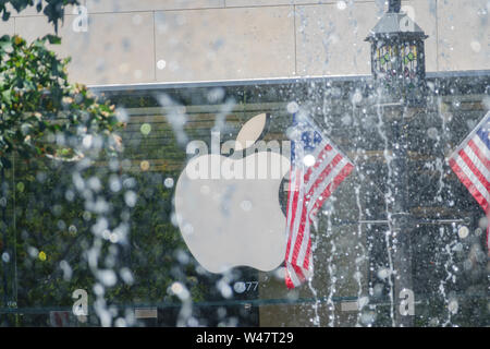 Glendale, 18.06.30: Nachmittag Blick auf den berühmten Apple Store mit Wasser Tanz in Americana bei der Marke Shopping Mall am 30.JUNI, 2019 in Glendale, Los Angel Stockfoto