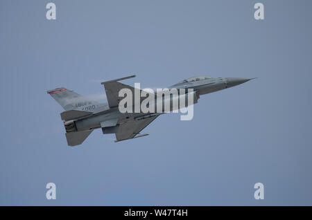 RAF Fairford, Glos, Großbritannien. Juli 2019 20. Tag 2 des Royal International Air Tattoo (RIAT) mit militärischer Flugzeuge aus der ganzen Welt Montage für größte Airshow der Welt mit einem vollen Flying Display bei gutem Wetter. Bild: Hohe Geschwindigkeit zeigt vom 20 Fighter Wing, USAF, F-16 Fighting Falcon der Viper Demonstration Team. Credit: Malcolm Park/Alamy Leben Nachrichten. Stockfoto