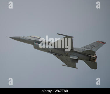 RAF Fairford, Glos, Großbritannien. Juli 2019 20. Tag 2 des Royal International Air Tattoo (RIAT) mit militärischer Flugzeuge aus der ganzen Welt Montage für größte Airshow der Welt mit einem vollen Flying Display bei gutem Wetter. Bild: Hohe Geschwindigkeit zeigt vom 20 Fighter Wing, USAF, F-16 Fighting Falcon der Viper Demonstration Team. Credit: Malcolm Park/Alamy Leben Nachrichten. Stockfoto