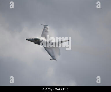 RAF Fairford, Glos, Großbritannien. Juli 2019 20. Tag 2 des Royal International Air Tattoo (RIAT) mit militärischer Flugzeuge aus der ganzen Welt Montage für größte Airshow der Welt mit einem vollen Flying Display bei gutem Wetter. Bild: Hohe Geschwindigkeit zeigt vom 20 Fighter Wing, USAF, F-16 Fighting Falcon der Viper Demonstration Team. Credit: Malcolm Park/Alamy Leben Nachrichten. Stockfoto