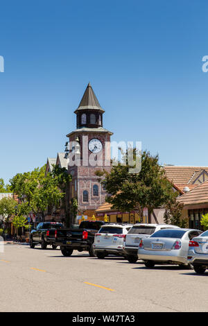 Eine Straße mit einem dekorativen Clock Tower in der Dänischen amerikanische Stadt Solvang Kalifornien Stockfoto