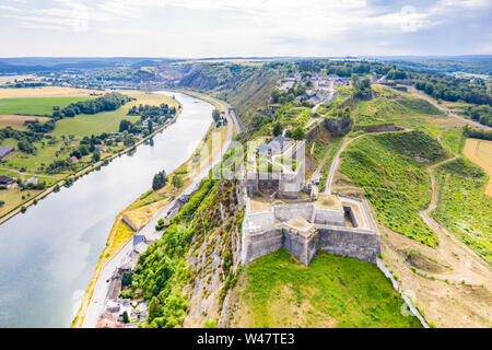 Festung von Charlemont schützt Givet Stadt an der Belgischen Grenze und dominiert die Maas als es verbiegt. Zitadelle, umgeben von outworks. Ardennen depa Stockfoto