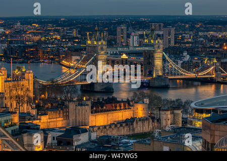 Blick auf die Tower Bridge und die umliegenden Gebäude von der Dachterrasse bei 120 Fenchurch Street London Stockfoto