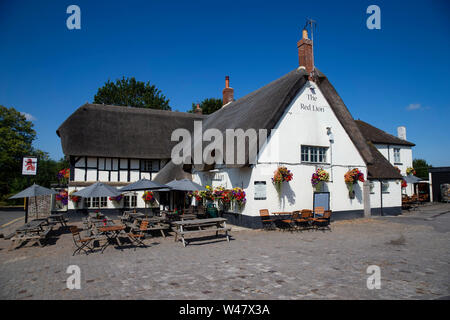 The Red Lion Inn in Avebury, Wiltshire Grossbritannien stammt aus den frühen 1600er Jahren und ist das einzige Hotel in der Welt in eine prähistorische Steinkreis befindet. Stockfoto