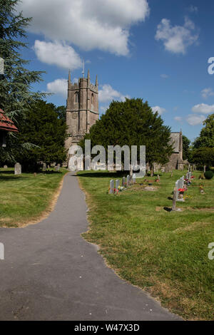 Die Pfarrkirche St. Jakobus, Avebury, Wiltshire, Großbritannien ab ca. 1000 AD und immer noch seine großen angelsächsischen Kirchenschiff. Stockfoto