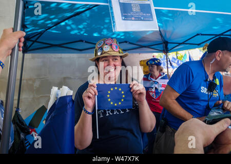 London, Großbritannien. Juli 2019 20. Eine Frau auf dem sodem Stall hält eine EU-Flagge vor Tausenden März von Park Lane zu einer Kundgebung in Parliament Square von Basisgruppen organisiert Großbritannien zu graben Brexit und Boris Johnson und Aufenthalt in Europa zu drängen. Sie sagen Umfrage nach der Umfrage zeigt, dass die Öffentlichkeit nun stimmen würden, und dass der Fall war voller Lügen, ohne eine Abstimmung für die Art von katastrophalen Keine-deal Brexit, dass Johnson und seine Anhänger nun vorschlägt und eine neue Abstimmung fordern. Großbritannien ist jetzt ein Pro-EU-Landes und sollte in der vollen EU-Mitgliedschaft bleiben zu errichten eine sauberere, grünere und sichere Stockfoto