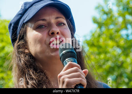 London, Großbritannien. Juli 2019 20. Der stellvertretende Vorsitzende der Fraktion der Grünen Amelia Womack spricht vor dem Marsch von Park Lane zu einer Kundgebung in Parliament Square von Basisgruppen organisiert Großbritannien zu graben Brexit und Boris Johnson und Aufenthalt in Europa zu drängen. Sie sagen Umfrage nach der Umfrage zeigt, dass die Öffentlichkeit nun stimmen würden, und dass der Fall war voller Lügen, ohne eine Abstimmung für die Art von katastrophalen Keine-deal Brexit, dass Johnson und seine Anhänger nun vorschlägt und eine neue Abstimmung fordern. Großbritannien ist jetzt ein Pro-EU-Landes und sollte in der vollen EU-Mitgliedschaft bleiben eine sauberere, grünere, Saf zu bauen Stockfoto