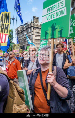 London, Großbritannien. Juli 2019 20. Geenen Party London Assembly Mitglied Caroline Russell hört zu reden vor dem Marsch von Park Lane zu einer Kundgebung in Parliament Square von Basisgruppen organisiert Großbritannien zu graben Brexit und Boris Johnson und Aufenthalt in Europa zu drängen. Sie sagen Umfrage nach der Umfrage zeigt, dass die Öffentlichkeit nun stimmen würden, und dass der Fall war voller Lügen, ohne eine Abstimmung für die Art von katastrophalen Keine-deal Brexit, dass Johnson und seine Anhänger nun vorschlägt und eine neue Abstimmung fordern. Großbritannien ist jetzt ein Pro-EU-Landes und sollte in der vollen EU-Mitgliedschaft bleiben eine Frau klein zu bauen Stockfoto