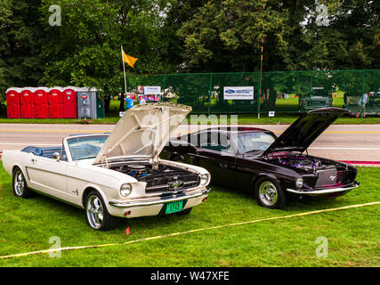 Ein 1964 und 68 Ford Mustangs. 64 Ein faltverdeck an der Pittsburgh Gran Prix, Pittsburgh, Pennsylvania, USA Stockfoto