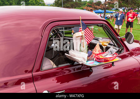 Ein altes Auto mit einem serviertablett an seinem an der Pittsburgh Gran Prix, Pittsburgh, Pennsylvania, USA Stockfoto