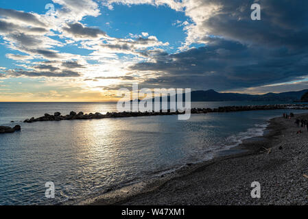 Anzeigen von Chiavari Strand und Meer - Golf von Tigullio - Ligurisches Meer - Italien Stockfoto