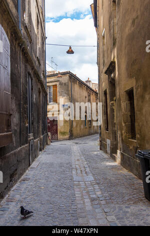 Bordeaux, Frankreich - Mai 5, 2019: Blick auf eine schmale Straße mit alten Gebäuden im historischen Zentrum von Bordeaux, Frankreich Stockfoto