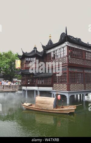 Replik der Traditionellen Chinesischen Gebäude - rot kunstvoll bemalte hölzerne Fassade, geschwungenen Dach und golden Balkone - in Shanghai. Auf Stelzen in m Stockfoto