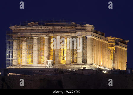 Athen, Griechenland - 20. Juli 2019: Die Akropolis von Athen, die zum UNESCO-Weltkulturerbe zählt mit dem Parthenon bei Nacht beleuchtet Stockfoto