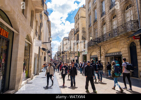 Bordeaux, Frankreich - 5. Mai 2019: Touristen und Einheimische an der Haupteinkaufsstraße Rue Sainte-Catherine ist Fußgängerzone mit Fashion Stores in Bordeaux Stockfoto