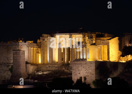Athen, Griechenland - 20. Juli 2019: Die Akropolis von Athen, die zum UNESCO-Weltkulturerbe zählt mit dem Parthenon bei Nacht beleuchtet Stockfoto