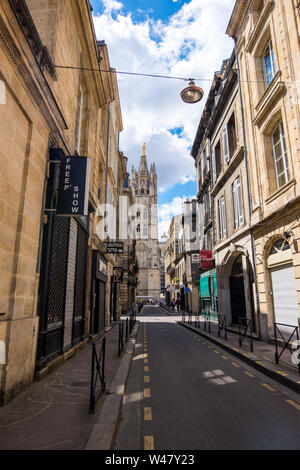 Bordeaux, Frankreich - Mai 5, 2019: Blick auf eine schmale Straße mit alten Gebäuden im historischen Zentrum von Bordeaux, Frankreich Stockfoto