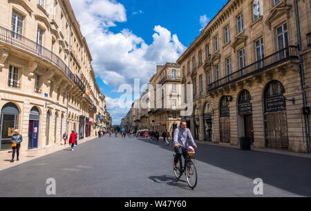 Bordeaux, Frankreich - 5. Mai 2019: Fußgängerzone mit luxuriösen Boutiquen im historischen Zentrum von Bordeaux, Frankreich Stockfoto