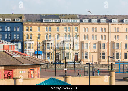 Bunte Küsten Architektur an der sonnigen Tag in Rhyl, North Wales, UK Stockfoto