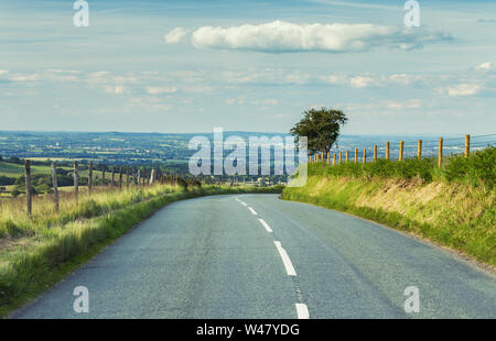 Malerische leeren Asphalt Straße über Felder in ländlichen Shropshire, Großbritannien Stockfoto