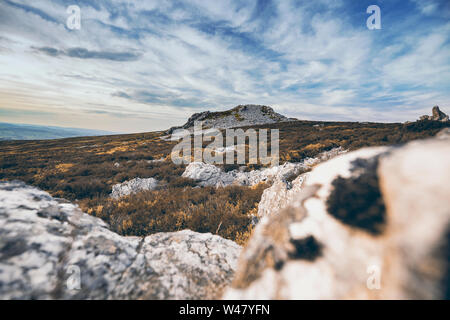 Malerische Hochland Hügeln mit verstreuten Felsen in Shropshire, Großbritannien Stockfoto