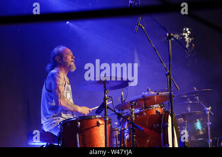 Agde, Frankreich. 6. Juli, 2019. Niko Saran (Drums) Der Rote Bohnen und Pfeffersauce führt auf der Bühne des Black Pearl Festival Stockfoto