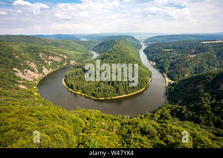 Der Blick auf die saarschleife (Saar Schleife) von der Wachturm, die Biegung (Mäander) der Saar. Stockfoto