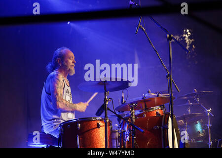 Agde, Frankreich. 6. Juli, 2019. Niko Saran (Drums) Der Rote Bohnen und Pfeffersauce führt auf der Bühne des Black Pearl Festival Stockfoto