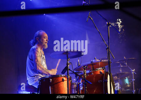 Agde, Frankreich. 6. Juli, 2019. Niko Saran (Drums) Der Rote Bohnen und Pfeffersauce führt auf der Bühne des Black Pearl Festival Stockfoto