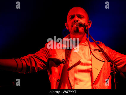 Jonathan Higgs, Sänger und Gitarrist von Alles Alles, Latitude Festival, henham Park, Suffolk, Großbritannien am 20. Juli 2019 Stockfoto