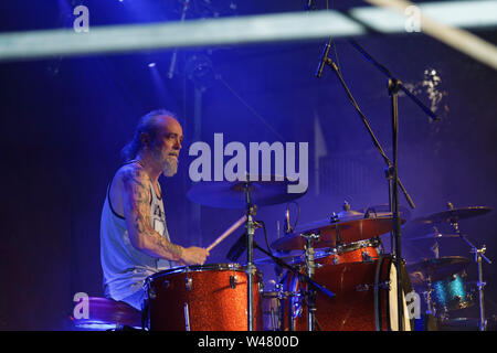 Agde, Frankreich. 6. Juli, 2019. Niko Saran (Drums) Der Rote Bohnen und Pfeffersauce führt auf der Bühne des Black Pearl Festival Stockfoto