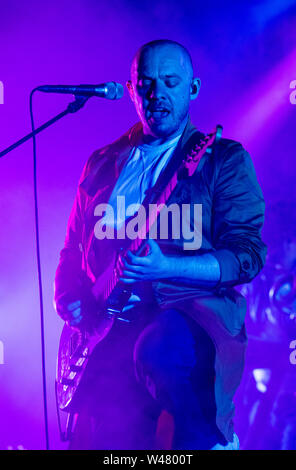 Jonathan Higgs, Sänger und Gitarrist von Alles Alles, Latitude Festival, henham Park, Suffolk, Großbritannien am 20. Juli 2019 Stockfoto