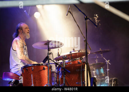 Agde, Frankreich. 6. Juli, 2019. Niko Saran (Drums) Der Rote Bohnen und Pfeffersauce führt auf der Bühne des Black Pearl Festival Stockfoto