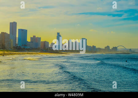 Durban Golden Mile Strand mit weißem Sand und Skyline KZN Südafrika Stockfoto